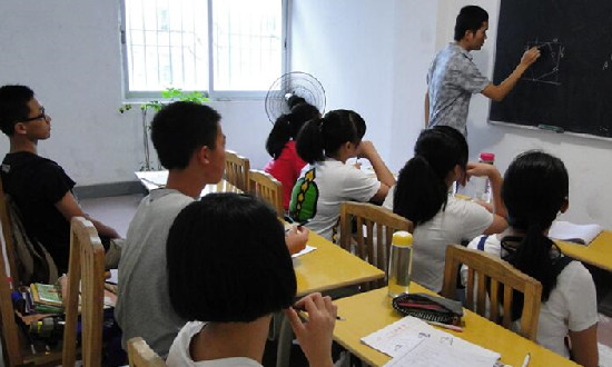 官方通報(bào)深圳一中學(xué)家委會(huì)組織送禮：將費(fèi)用如數(shù)退還家長